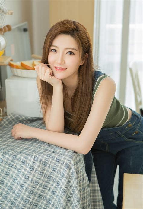 吕红今天刚进门就听见